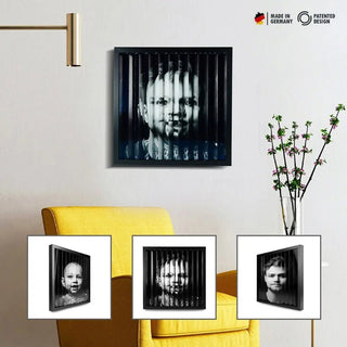 In einem Wohnzimmer stehen ein gelber Stuhl und drei Zickzackfoto®-Rahmen von Engravy, die optische Täuschungen mit Bildern eines Mannes, eines Kindes und einer Morph-Version von beiden erzeugen. Eine kleine Pflanze und eine Hängelampe vervollständigen die Szene.