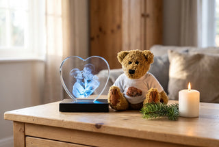 3D-Glasherz mit Paarfoto auf LED-Sockel neben einem Kuschelteddy mit Foto