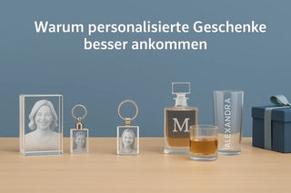 Personalisierte Geschenke wie Glasbild, Schlüsselanhänger, Whiskyset und Trinkglas auf Holztisch mit Titel im Hintergrund.