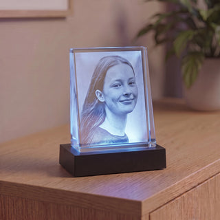 Selbststehendes 2D-Glasbild Hochformat mit Porträtgravur, beleuchtet auf einem Sockel
