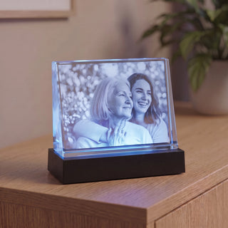 Selbststehendes 2D-Glasbild Querformat mit Fotogravur von Mutter und Tochter, beleuchtet