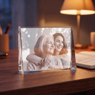 Selbststehendes 2D-Glasbild Querformat mit Fotogravur am Abend auf einem Holztisch