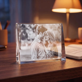 Selbststehendes 2D-Glasbild Querformat mit Paarfoto neben einer Tischlampe