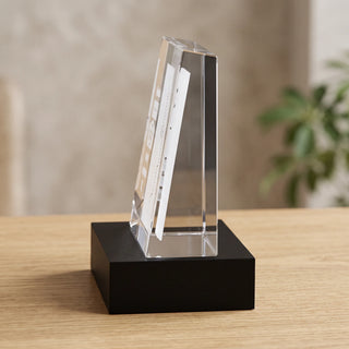 Selbststehendes 2D-Glasbild von der Seite auf einem schwarzen Sockel