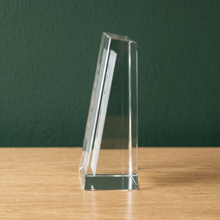 Selbststehendes 2D-Glasbild von der Seite: keilförmiges Glas, unten dicker als oben