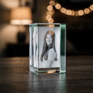 2D-Glasblock Hochformat mit Fotogravur einer Frau am Abend auf einem Holztisch