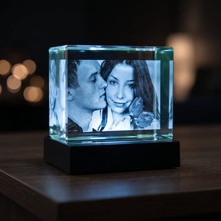 2D-Glasblock Querformat blau beleuchtet auf einem LED-Sockel