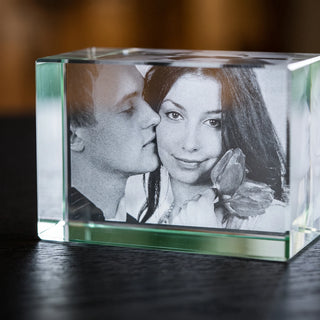 Nahaufnahme der Fotogravur im 2D-Glasblock Querformat