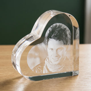 Liegendes 2D-Glasherz mit Fotogravur bei Tageslicht