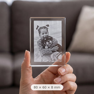 2D-Glasscheibe Hochformat in der Hand mit Maßangabe