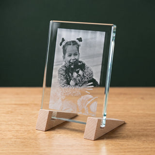 2D-Glasscheibe Hochformat auf Holzfüßen, schräg von der Seite