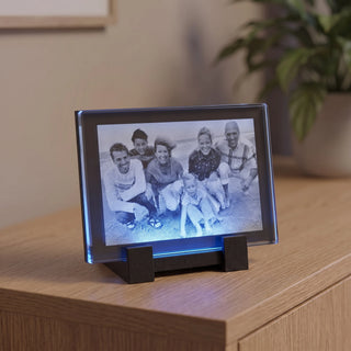 2D-Glasscheibe Querformat mit Familienfoto, blau beleuchtet auf einem LED-Sockel