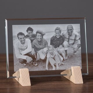 2D-Glasscheibe Querformat mit Fotogravur einer Familie auf zwei Holzfüßen