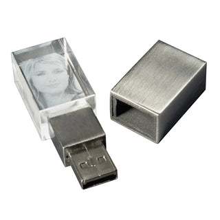 Ein Engravy 2D-USB-Stick mit Foto-Gravur – Exklusiv & funktional verfügt in seinem transparenten Kristallglaskörper über ein geätztes Porträt neben einer separaten Metallkappe auf einem makellos weißen Hintergrund.