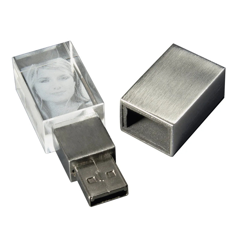 Ein Engravy 2D-USB-Stick mit Foto-Gravur – Exklusiv & funktional verfügt in seinem transparenten Kristallglaskörper über ein geätztes Porträt neben einer separaten Metallkappe auf einem makellos weißen Hintergrund.