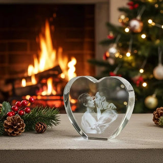 3D-Glasherz mit Foto-Gravur vor Kamin und Weihnachtsbaum - Personalisiertes Weihnachtsgeschenk