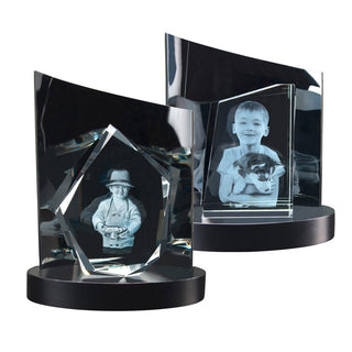Ovaler LED-Sockel mit Rückwand mit 3D-Glasdiamant und 3D-Glasblock
