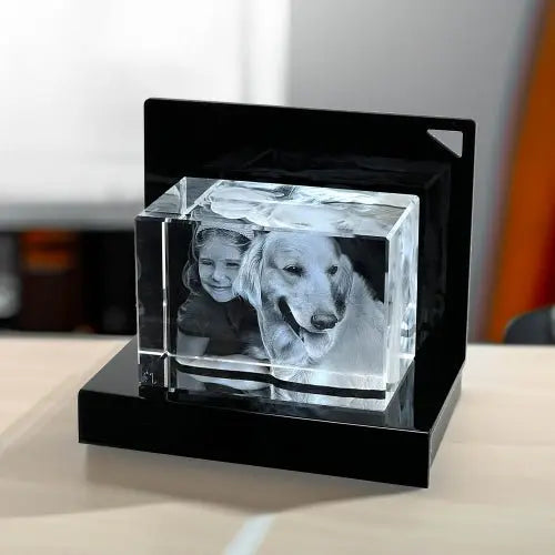 Das Engravy 3D-Glas-Foto Querformat – Dein Moment für die Ewigkeit zeigt eine aufwendige 3D-Gravur eines Kindes und eines Hundes auf einem LED-Leuchtsockel. Auf einem hellen Holztisch mit sanft verschwommenem Hintergrund präsentiert, strahlt es eine bezaubernde Präsenz aus.