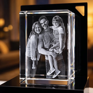 3D-Glasblock Hochformat mit Familienfoto in Nahaufnahme