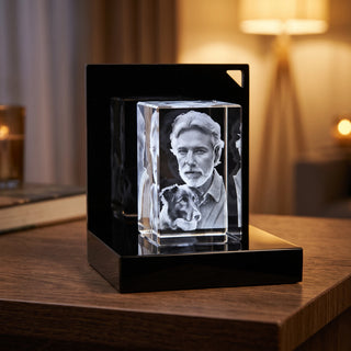 3D-Glasblock Hochformat mit Fotogravur von Mann und Hund am Abend