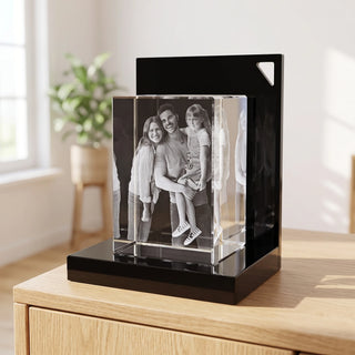 3D-Glasblock Hochformat mit Familienfoto bei Tageslicht
