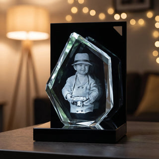 3D-Glasdiamant auf schwarzem Sockel mit Rückwand am Abend