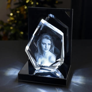 3D-Glasdiamant mit Porträtgravur einer Frau, von unten beleuchtet