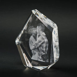 Engravys 3D-Glasgravur – Der Diamant, ein eleganter Kristallglas-Fotoblock im Premium-Format, zeigt ein graviertes, sich umarmendes und küssendes Paar. Vor einem schlichten dunklen Hintergrund hebt es die komplizierten Schliff- und Reflexionseigenschaften des Kristalls hervor.