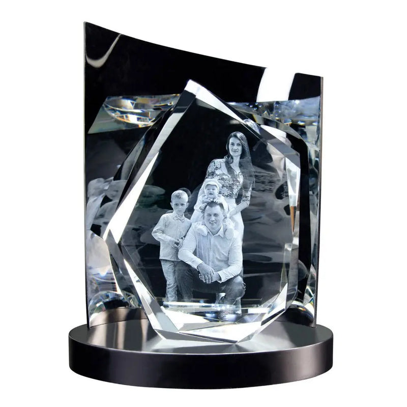 Die 3D-Glasgravur – Der Diamant von Engravy zeigt auf elegante Weise eine lächelnde fünfköpfige Familie in stehenden und knienden Posen, wunderschön in das Kristallglas auf einem runden Sockel eingraviert.