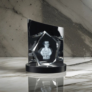 Die Engravy 3D-Glasgravur – The Diamond ist eine elegante Kristall-Auszeichnung mit einer 3D-Gravur eines Kindes mit Hut und Spielzeug auf schwarzem Untergrund. Die grau-weiß marmorierten Farbtöne werden durch Diamant-Design hervorgehoben und werfen subtile Reflexe auf die Oberfläche.