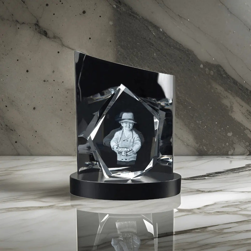 Die Engravy 3D-Glasgravur – The Diamond ist eine elegante Kristall-Auszeichnung mit einer 3D-Gravur eines Kindes mit Hut und Spielzeug auf schwarzem Untergrund. Die grau-weiß marmorierten Farbtöne werden durch Diamant-Design hervorgehoben und werfen subtile Reflexe auf die Oberfläche.
