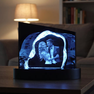 3D-Glas The Rock mit Paarfoto, blau beleuchtet auf einem Sockel mit Rückwand