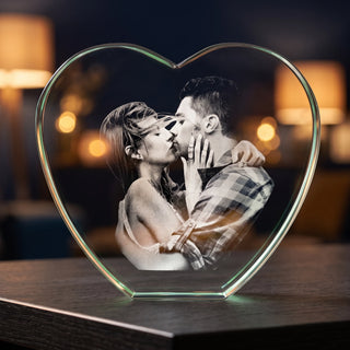 3D-Glasherz mit Fotogravur eines sich küssenden Paares