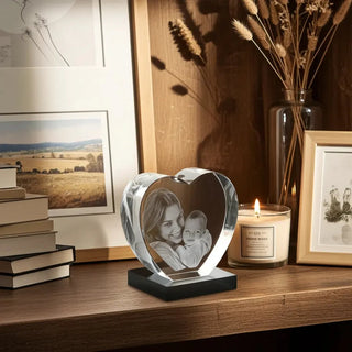 3D-Glasherz mit Familienfoto im Regal neben Büchern und Bilderrahmen