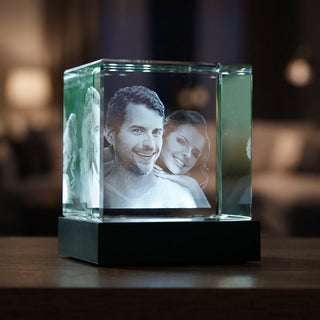 3D-Glaswürfel mit Paarfoto auf schwarzem Sockel