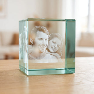 3D-Glaswürfel mit Fotogravur bei Tageslicht