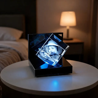 3D Glaswürfel mit Gravur inkl. LED-Leuchtsockel – Komplett-Set - 3D Glasbilder mit Gravur | Engravy