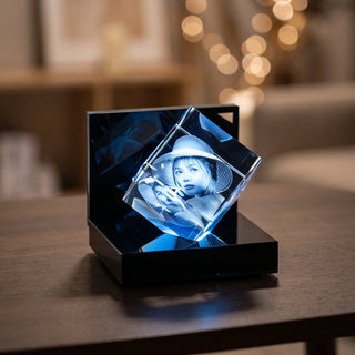3D-Glaswürfel-Set mit blau leuchtendem LED-Sockel