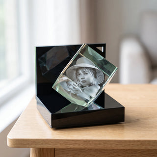 3D-Glaswürfel-Set mit Leuchtsockel bei Tageslicht