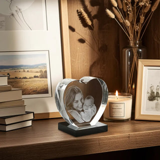 3D-Glasherz mit Foto-Gravur auf Holztisch - Personalisierte Wohnzimmer-Dekoration mit Kerze und Trockenblumen
