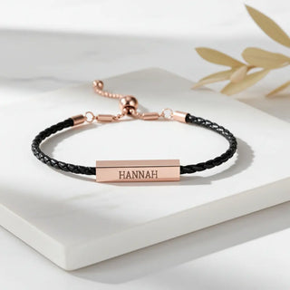 Personalisiertes Armband mit Gravur in Rosegold und schwarzem Lederband - graviert mit dem Namen Hannah
