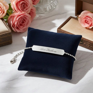 Personalisiertes Silber-Armband mit Namensgravur Ann-Kathrin auf blauem Samt-Kissen - elegantes Geschenk
