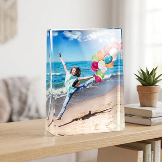 Glasframe Hochformat mit Farbfoto im Regal neben Büchern