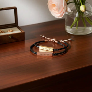Zwei personalisierte Armbänder mit Datumsgravur 16.06.16 in Gold und Rosegold - romantisches Geschenk für Paare
