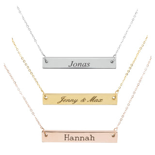 Drei Halsketten mit Gravur von Engravy verfügen über personalisierte Gravuren: „Jonas“ auf einer Silberkette, „Jenny & Max“ auf einer Goldkette und „Hannah“ auf Roségold mit rechteckigem Edelstahlanhänger.