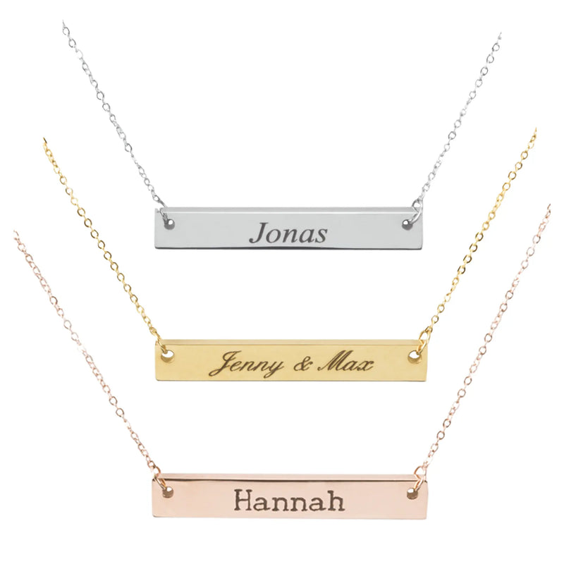 Drei Halsketten mit Gravur von Engravy verfügen über personalisierte Gravuren: „Jonas“ auf einer Silberkette, „Jenny & Max“ auf einer Goldkette und „Hannah“ auf Roségold mit rechteckigem Edelstahlanhänger.