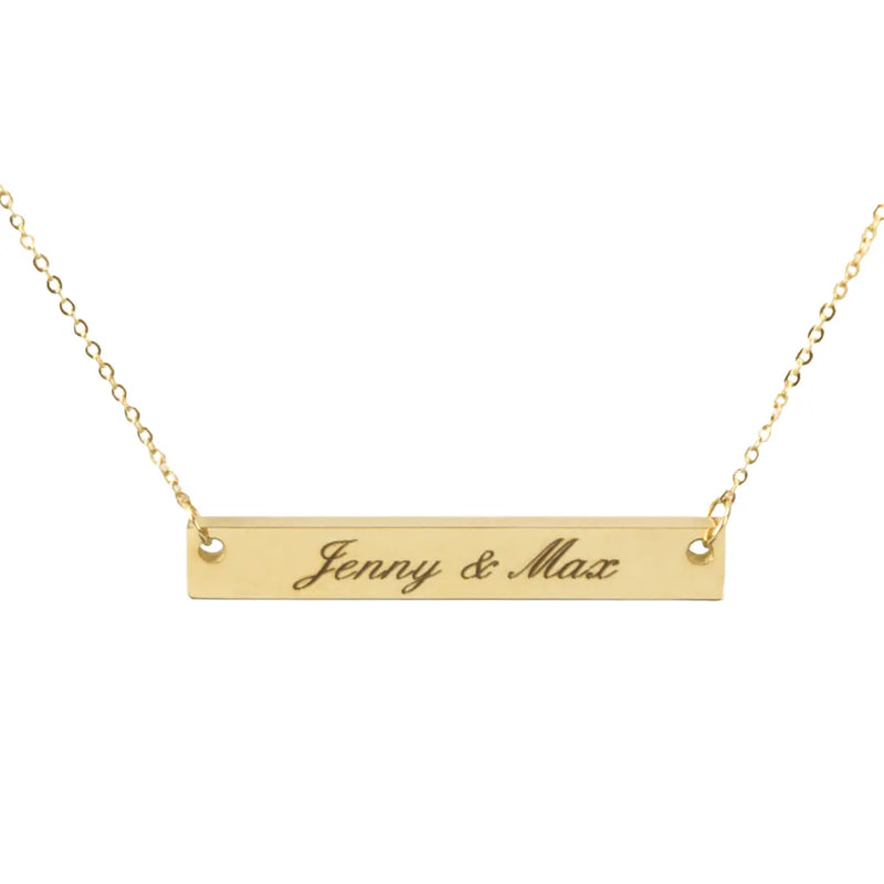 Die Halskette mit Gravur von Engravy ist eine elegante goldene Halskette mit einem rechteckigen Anhänger mit der Gravur „Jenny & Max“, der auf beiden Seiten an einer zarten goldenen Kette befestigt ist.