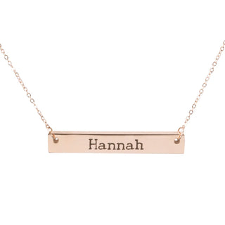 Die Gravur „Halskette mit Gravur“ besticht durch einen rechteckigen Edelstahlanhänger, auf dem der Name „Hannah“ eingraviert ist und so eine persönliche Notiz erhält.