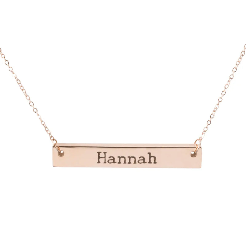 Die Gravur „Halskette mit Gravur“ besticht durch einen rechteckigen Edelstahlanhänger, auf dem der Name „Hannah“ eingraviert ist und so eine persönliche Notiz erhält.