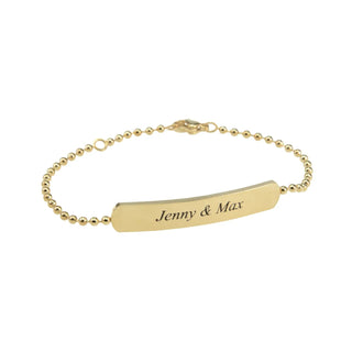 Das Engravy Kugelketten-Armband mit Gravur ist mit goldenen Perlen und einem rechteckigen Namensschild mit der Gravur „Jenny & Max“ versehen. Es ist aus Edelstahl gefertigt und verfügt über einen sicheren Verschluss.